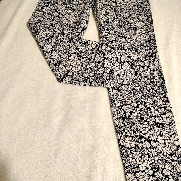 Talbot's Women's Floral Bouquet Pants with Black Outlines around Flowers Sz 4 - Picture 3 of 10